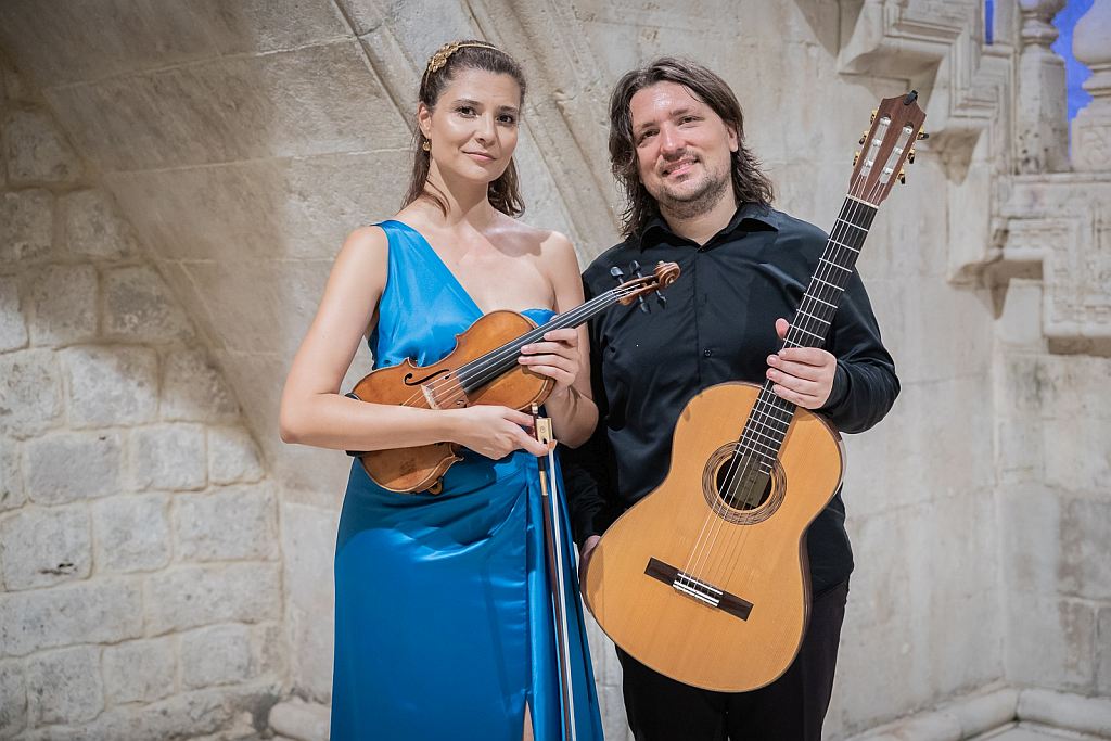 DORA KAMBER, VIOLINA & PERO ŠKOBELJ, GITARA